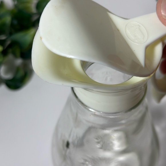 Vintage Log Cabin Maple Syrup Glass Dispenser 1970’s Gold Eagle Pattern - Picture 5 of 9